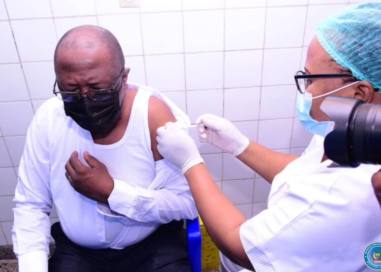 Ministère du Plan COVID-19 : Christian MWANDO prêche par l’exemple et se fait vacciner !