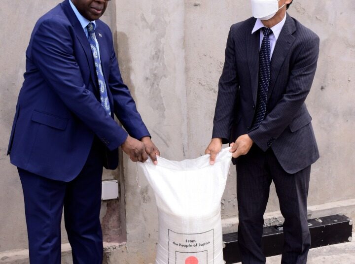 Coopération RDC-JAPON : Le ministre d’Etat Christian Mwando reçoit du riz Don du japon