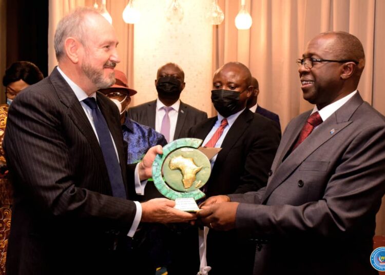 RDC: Arrivé fin mandat, David MAC LACHLAN honoré par le Ministre d’Etat, Ministre du Plan Christian MWANDO NSIMBA KABULO
