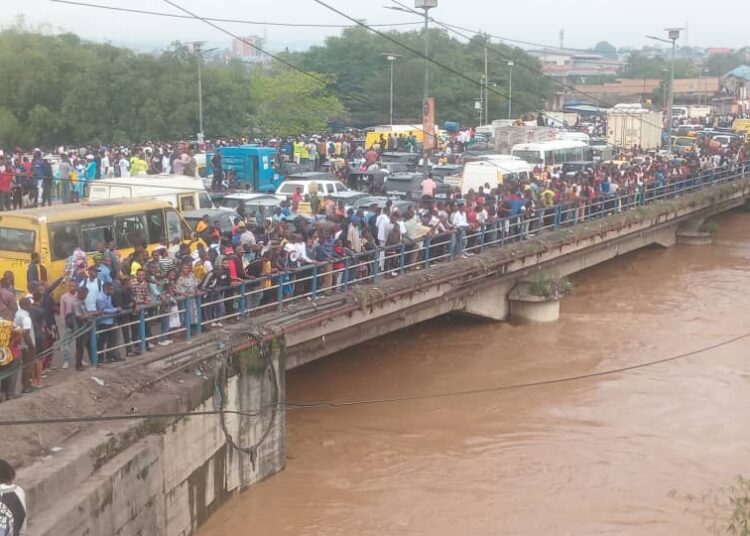 Les diplomates africains accrédités volent au secours des victimes des inondations à Kinshasa