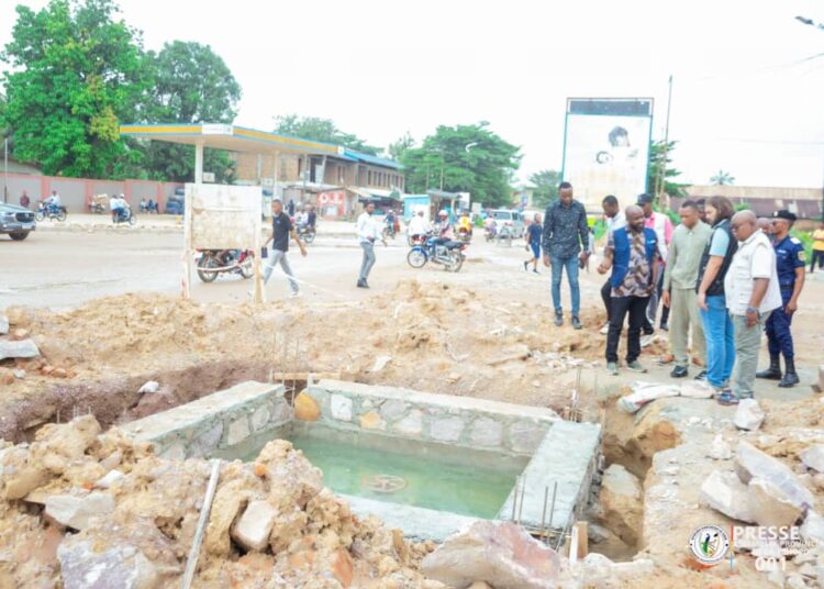 Kisangani : Des associations et groupes de pression saluent les travaux de la voirie réalisés par le biais du ministre Doudou Fwamba