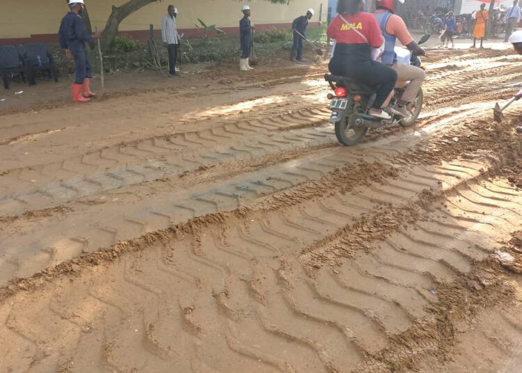 Kisangani : La Maire adjointe Eugénie Wandandi Biekusa à l’offensive contre les bourbiers et nids de poules