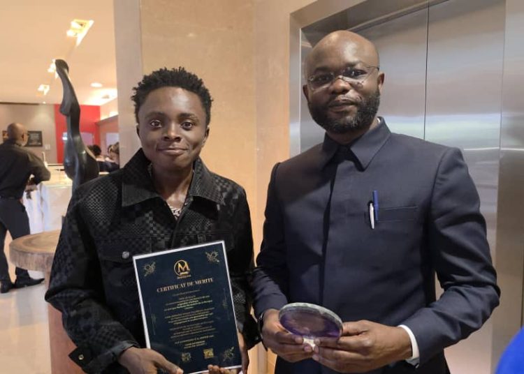 Culture : Fidèle Busllos, la pépite boyomaise, à la conquête de Kinshasa sous l&rsquo;aile de Patrick Matata